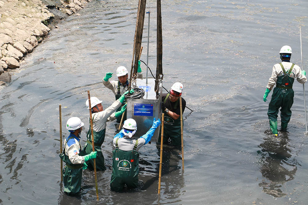 Chuyên gia Nhật giữa trưa lội nước, sông Tô Lịch chờ đón điều bất ngờ